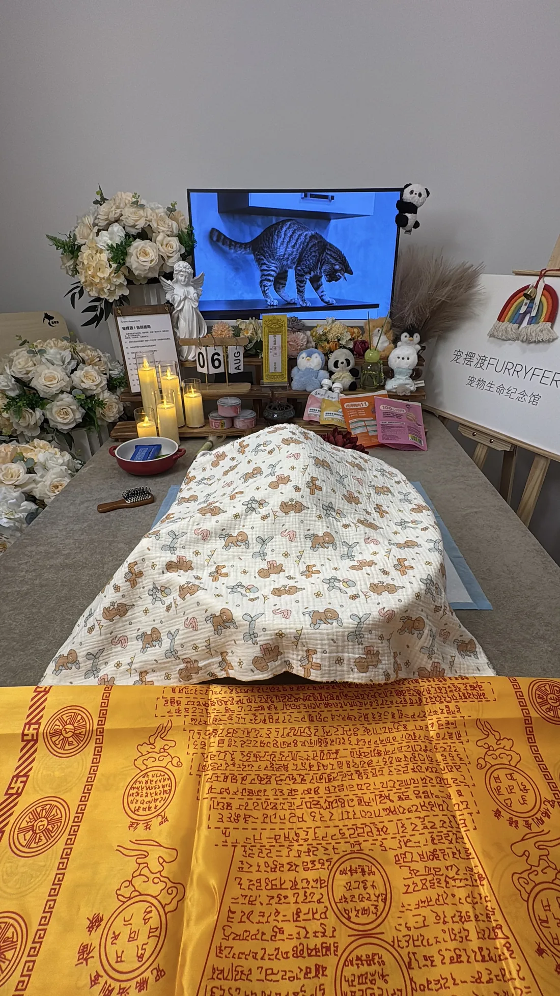 济南宠物告别仪式中的鲜花与纪念照片